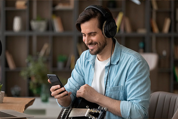 Persona comprando en Audiomusica.com